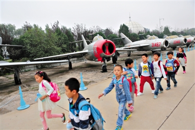 小學(xué)生在中國航空博物館參觀“少年先鋒號(hào)”米格-15飛機(jī)。近日，該館106架飛機(jī)被評(píng)為一級(jí)文物。本版圖片/新京報(bào)記者秦斌